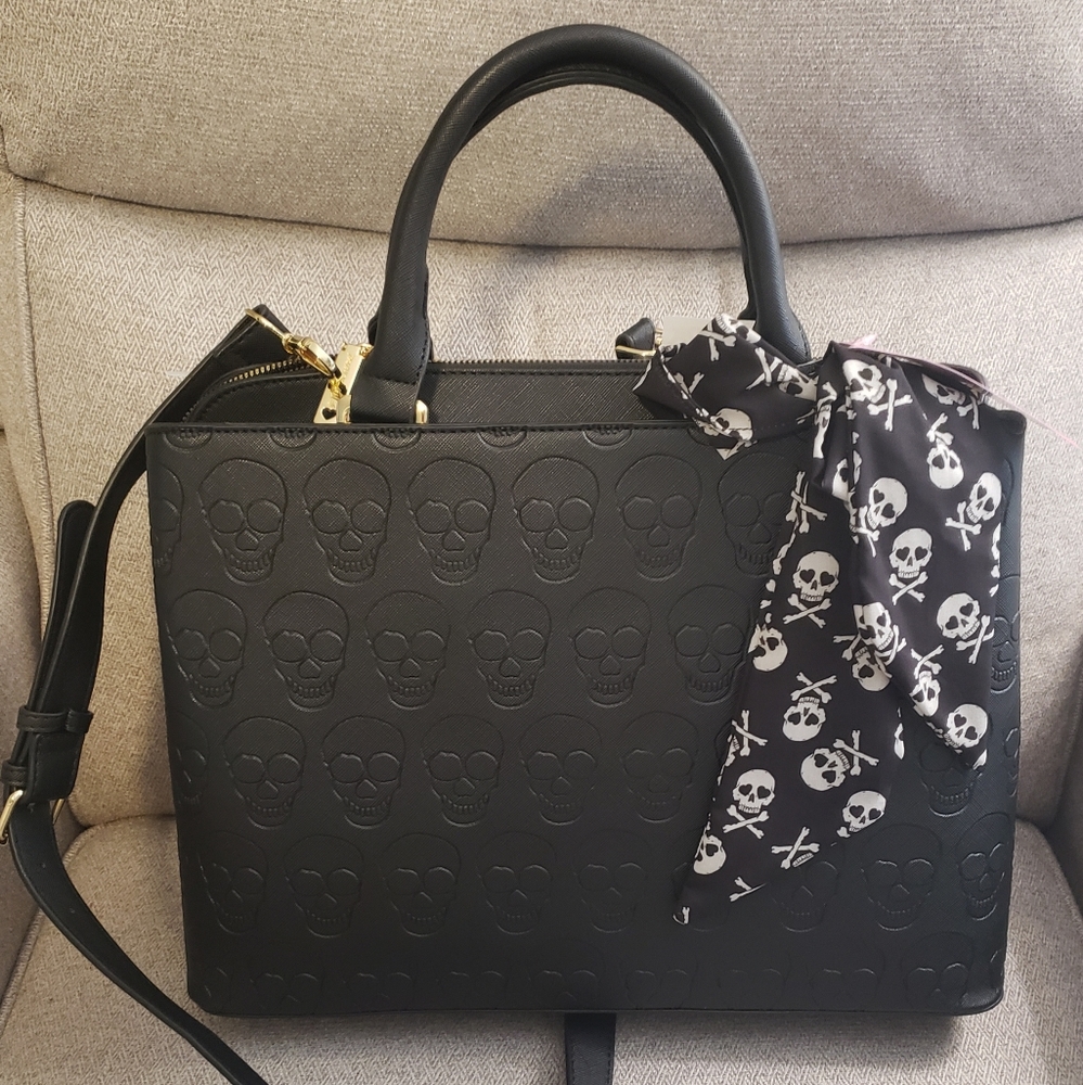 Betsey Johnson skull purse, black